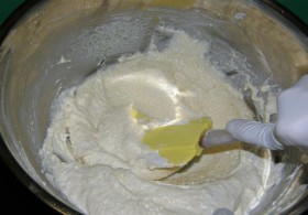 French-macaron-recipe-adding-meringue-2-280x195