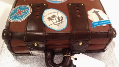 SmileyBlonde-suitcase-cake-that-fooled-lots-of-people-leather-looks-so-real-400x225