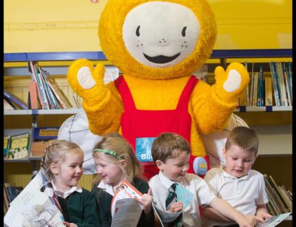 MANDATORY CREDIT - PIC: ROB ••• EMBARGOED UNTIL 0001 WED 2ND SEPTEMBER*** P1 pupils at Wardie Primary receive their Bookbug Family Bag. Each P1 child in Scotland will receive 3 free books as part of Book Week Scotland, a national celebration of reading taking place between 23 –29 November. IN PICTURE ARE BELLE, 5 (HAIRBAND), ERICA, 4 (PLAITS), FINN, 5 (TIE) AND FINLAY, 5 (WHITE POLO SHIRT) MORE INFO: Helen Croney PR Manager 0131 524 0175 | 07751 695 854 ROB MCDOUGALL - PHOTOGRAPHER 07856 222 103 info@robmcdougall.com www.RobMcDougall.com