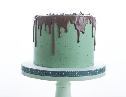 mint chocolate drip cake