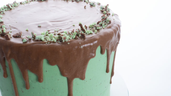 mint chocolate drip cake