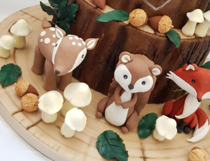 Woodland wedding cake animals