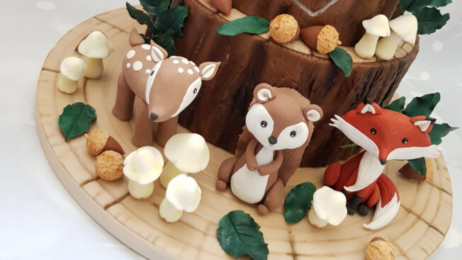 Woodland wedding cake animals