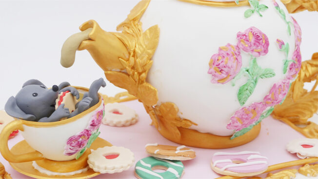 Teapot & teacup set close 1