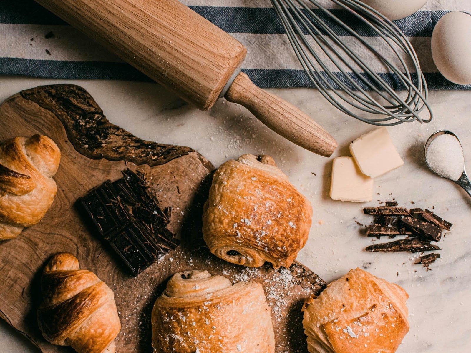 Rolling pin and pastries