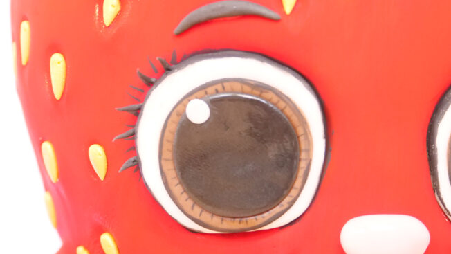 Mrs Strawberry Cake tutorial - eye close up