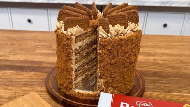 Delicious Biscoff Buttercream Drizzle Cake