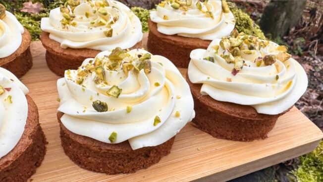 How to make Banana Cake with Cream Cheese Frosting and Pistachios