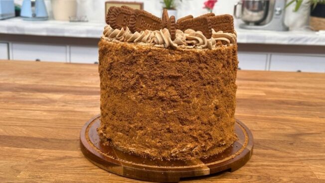 Delicious Biscoff Buttercream Drizzle Cake